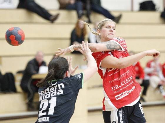 Germany Hattersheim 18 02 2018 Hessen 3 handball League West ladies season 2017 2018 TSG Eddersheim red HSG Gedern Nidda black v l Leonie Nowak Nidda Stefanie goods Eddersheim sports TSG Eddersheim HSG Gedern Nidda