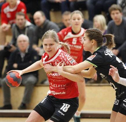 Germany Hattersheim 18 02 2018 Hessen 3 handball League West ladies season 2017 2018 TSG Eddersheim red HSG Gedern Nidda black v l Julia Krämer Eddersheim Kirsten Schindler Nidda sports TSG Eddersheim HSG Gedern Nidda