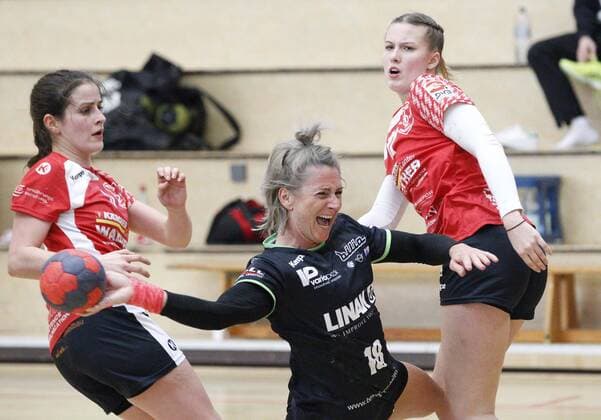 Germany Hattersheim 18 02 2018 Hessen 3 handball League West ladies season 2017 2018 TSG Eddersheim red HSG Gedern Nidda black v l Hanna Aylin Özer Eddersheim Johanna Becker Nidda Lea Müller Eddersheim sports TSG Eddersheim HSG Gedern Nidda