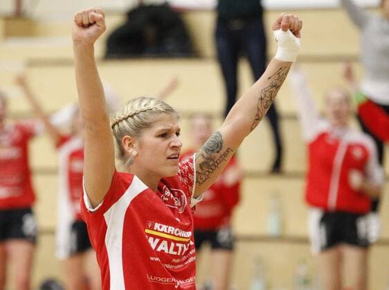 Germany Hattersheim 18 02 2018 Hessen 3 handball League West ladies season 2017 2018 TSG Eddersheim red HSG Gedern Nidda black v l Stefanie goods Eddersheim sports TSG Eddersheim HSG Gedern Nidda