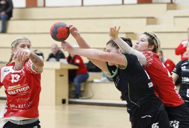 Germany Hattersheim 18 02 2018 Hessen 3 handball League West ladies season 2017 2018 TSG Eddersheim red HSG Gedern Nidda black v l Stefanie goods Eddersheim Jessica Schmeißer Nidda Lena Thoß Eddersheim sports TSG Eddersheim HSG Gedern Nidda