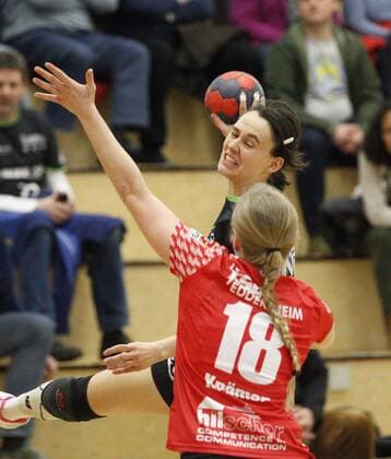 Germany Hattersheim 18 02 2018 Hessen 3 handball League West ladies season 2017 2018 TSG Eddersheim red HSG Gedern Nidda black v l Stefanie Thiele Nidda Julia Krämer Eddersheim sports TSG Eddersheim HSG Gedern Nidda