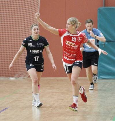 Germany Hattersheim 18 02 2018 Hessen 3 handball League West ladies season 2017 2018 TSG Eddersheim red HSG Gedern Nidda black v l Stefanie goods Eddersheim sports TSG Eddersheim HSG Gedern Nidda