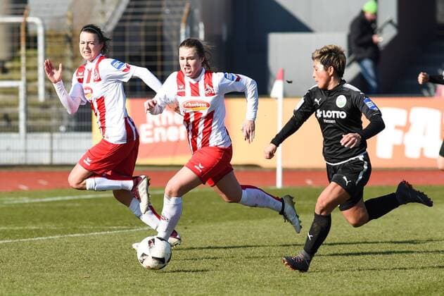 v li Meikayla Moore 1 FC Cologne 15 Ann Kathrin Vinken 1 FC Cologne Kumi Yokoyama FFC Frankfurt 10 Triathlon duel duel tackle action action Football Alliance women Bundesliga 1 FC Cologne 1 FFC Frankfurt xmhx