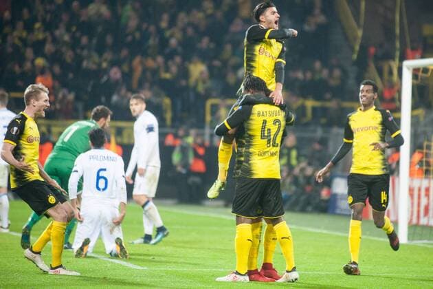 Scorer Michy BATSHUAYI 42 DO cheers with Mahmoud DAHOUD li DO and Mario GÖTZE Idol DO over the gate to the 3 2 Guide for Borussia Dortmund Jubilee joy cheers loven goal celebration cheer cheering football Europa League second round Borussia Dortmund DO Atalanta Bergamo Atalanta 15 02 2018 in Dortmund Germany Â