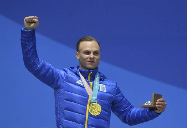 (180219) -- PYEONGCHANG, Feb. 19, 2018 -- Champion Ukraine s Oleksandr Abramenko celebrates during medal ceremony of men s areials final of freestyle skiing at the 2018 PyeongChang Winter Olympic Games Olympische Spiele Olympia OS at Medal Plaza, PyeongChang, South Korea, Feb. 19, 2018. ) (SP)OLY-SOUTH KOREA-PYEONGCHANG-FREESTYLE SKIING-MEN S AERIALS-MEDAL CEREMONY LuixSiuxWai 