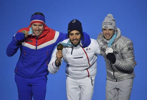 (180219) -- PYEONGCHANG, Feb. 19, 2018 -- Champion Martin Fourcade (C) of France, second-placed Germany s Simon Schempp (R) and third-placed Norway s Emil Hegle Svendsen pose for photos during medal ceremony of men s 15km mass start event of biathlon at the 2018 PyeongChang Winter Olympic Games Olympische Spiele Olympia OS at Medal Plaza, PyeongChang, South Korea, Feb. 19, 2018. ) (SP)OLY-SOUTH KOREA-PYEONGCHANG-BIATHLON-MEN S 15KM MASS START-MEDAL CEREMONY LuixSiuxWai 