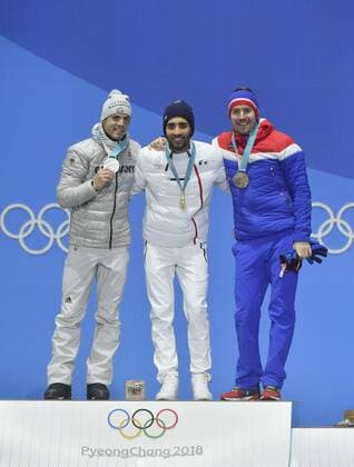 (180219) -- PYEONGCHANG, Feb. 19, 2018 -- Champion Martin Fourcade (C) of France, second-placed Germany s Simon Schempp (L) and third-placed Norway s Emil Hegle Svendsen pose for photos during medal ceremony of men s 15km mass start event of biathlon at the 2018 PyeongChang Winter Olympic Games Olympische Spiele Olympia OS at Medal Plaza, PyeongChang, South Korea, Feb. 19, 2018. ) (SP)OLY-SOUTH KOREA-PYEONGCHANG-BIATHLON-MEN S 15KM MASS START-MEDAL CEREMONY LuixSiuxWai 