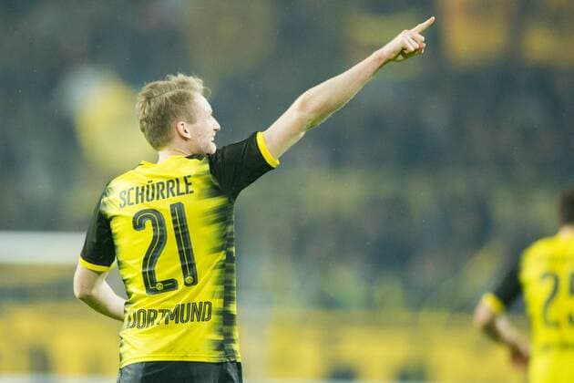 Scorer Andre SCHUERRLE Schürrle Thu celebrates his goal in the 1 0 Borussia Dortmund cheering cheering jubilantly joy cheers loven goal celebration half figure half-length figure gesture gesture football Europa League second round Borussia Dortmund DO Atalanta Bergamo Atalanta 3 2 15 02 2018 in Dortmund Germany Â
