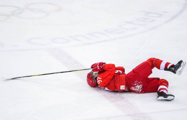 Olympia-Bilder des Tages - SPORT GANGNEUNG, SOUTH KOREA - FEBRUARY 19, 2018: Olympic Athlete from Russia Anna Shokhina injured in a women s semifinal Ice hockey Eishockey match against Canada as part of the 2018 Winter Olympic Games Olympische Spiele Olympia OS at the Gangneung Hockey Centre. Sergei Bobylev TASS  TS074B35