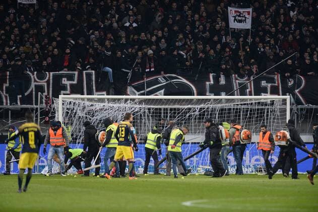 19 02 xmhx 2018 football 1 Bundesliga Eintracht Frankfurt RB Leipzig emspor v l tennis balls on the playing field of projectiles leaf blower of Tennisbally fans ultras hooligans Frankfurt