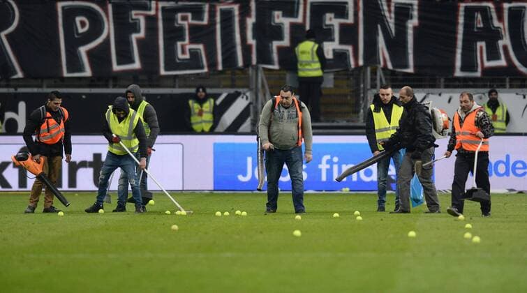 19 02 xmhx 2018 football 1 Bundesliga Eintracht Frankfurt RB Leipzig emspor v l tennis balls on the playing field of projectiles leaf blower of Tennisbally fans ultras hooligans Frankfurt