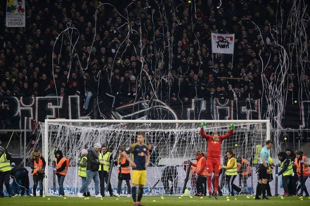 19 02 xmhx 2018 football 1 Bundesliga Eintracht Frankfurt RB Leipzig emspor v l tennis balls on the playing field of projectiles leaf blower of Tennisbally fans ultras hooligans Frankfurt