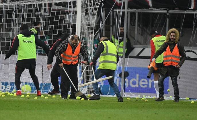 19 02 xpsx 2018 football 1 Bundesliga Eintracht Frankfurt RB Leipzig emspor v l spectators fans throw tennis balls on the place force Frankfurt make clean