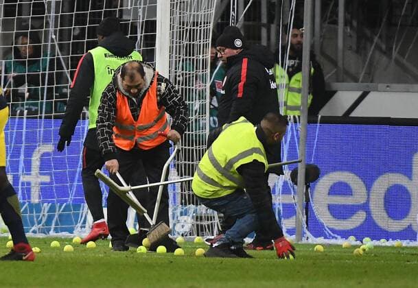 19 02 xpsx 2018 football 1 Bundesliga Eintracht Frankfurt RB Leipzig emspor v l spectators fans throw tennis balls on the place force Frankfurt make clean