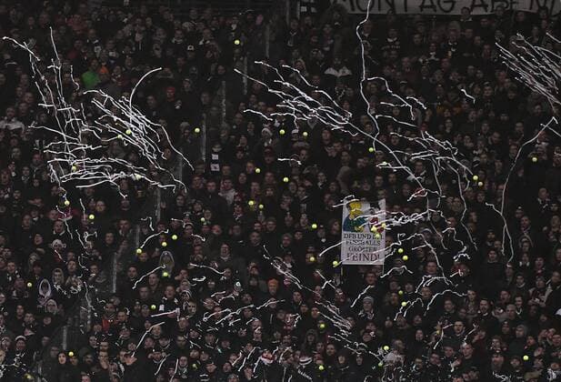 19 02 xpsx 2018 football 1 Bundesliga Eintracht Frankfurt RB Leipzig emspor v l spectators fans throw tennis balls on the place force Frankfurt make clean