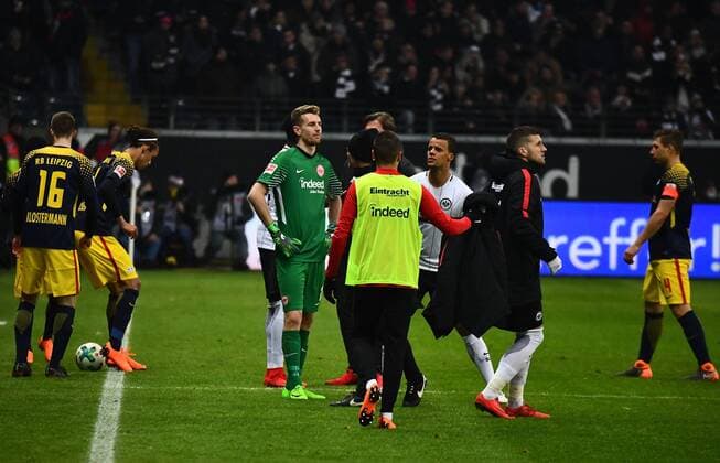 19 02 xjhx 2018 football 1 Bundesliga Eintracht Frankfurt RB Leipzig emspor v l tennis balls protests Frankfurt