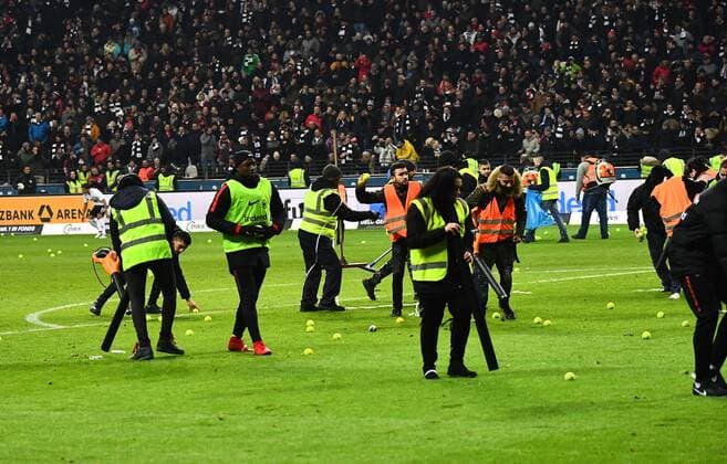 19 02 xjhx 2018 football 1 Bundesliga Eintracht Frankfurt RB Leipzig emspor v l tennis balls protests Frankfurt