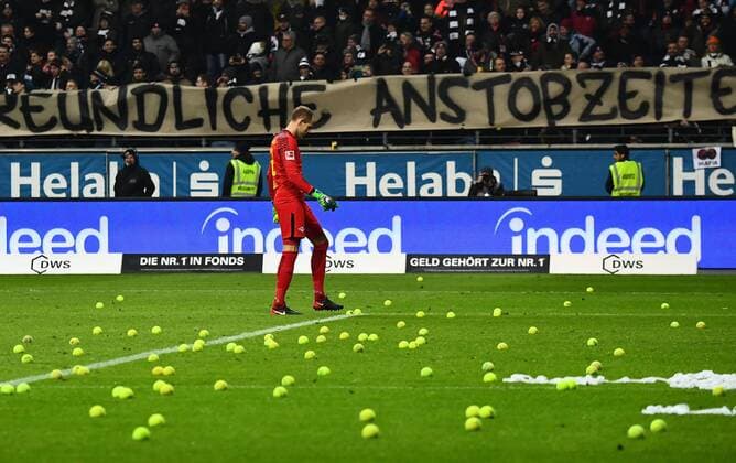 19 02 xjhx 2018 football 1 Bundesliga Eintracht Frankfurt RB Leipzig emspor v l tennis balls protests 19 02 xjhx 2018 football 1 Bundesliga Eintracht Frankfurt RB Leipzig emspor v l Peter Gulacsi RB Leipzig Frankfurt
