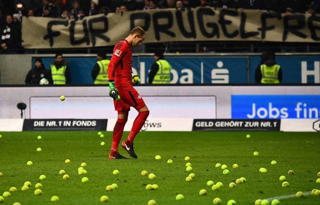 19 02 xjhx 2018 football 1 Bundesliga Eintracht Frankfurt RB Leipzig emspor v l tennis balls protests Peter Gulacsi RB Leipzig Frankfurt