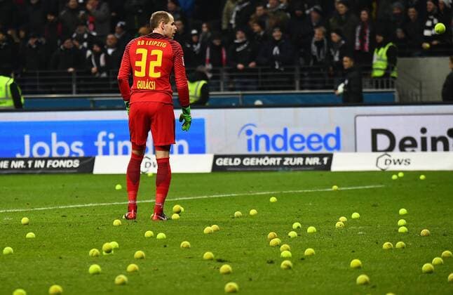 19 02 xjhx 2018 football 1 Bundesliga Eintracht Frankfurt RB Leipzig emspor v l tennis balls protests Peter Gulacsi RB Leipzig Frankfurt