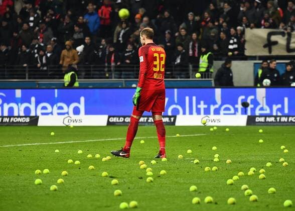 19 02 xjhx 2018 football 1 Bundesliga Eintracht Frankfurt RB Leipzig emspor v l tennis balls protests Peter Gulacsi RB Leipzig Frankfurt
