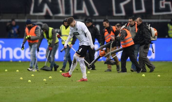 19 02 xmhx 2018 football 1 Bundesliga Eintracht Frankfurt RB Leipzig emspor v l tennis balls on the playing field of projectiles leaf blower of Tennisbally fans ultras hooligans Ante Rebic Eintracht Frankfurt kicks tennis ball away Frankfurt