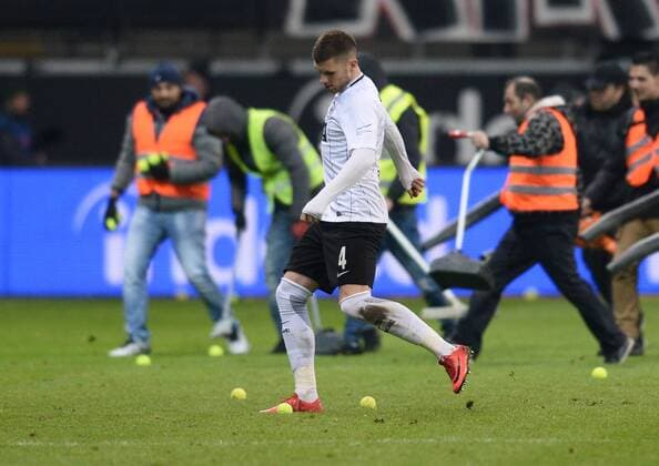 19 02 xmhx 2018 football 1 Bundesliga Eintracht Frankfurt RB Leipzig emspor v l tennis balls on the playing field of projectiles leaf blower of Tennisbally fans ultras hooligans Ante Rebic Eintracht Frankfurt kicks tennis ball away Frankfurt