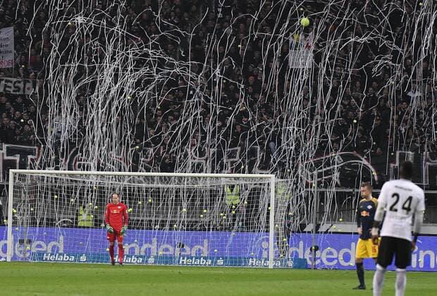 19 02 xpsx 2018 football 1 Bundesliga Eintracht Frankfurt RB Leipzig emspor v l spectators fans throw tennis balls on the place room do force players are on the field of Frankfurt