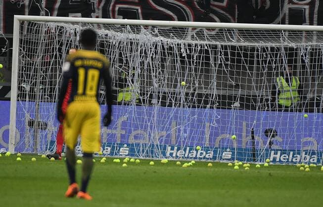 19 02 xpsx 2018 football 1 Bundesliga Eintracht Frankfurt RB Leipzig emspor v l spectators fans throw tennis balls on the place troops make clean players are on the field of Ademola Lookman RB Leipzig Frankfurt