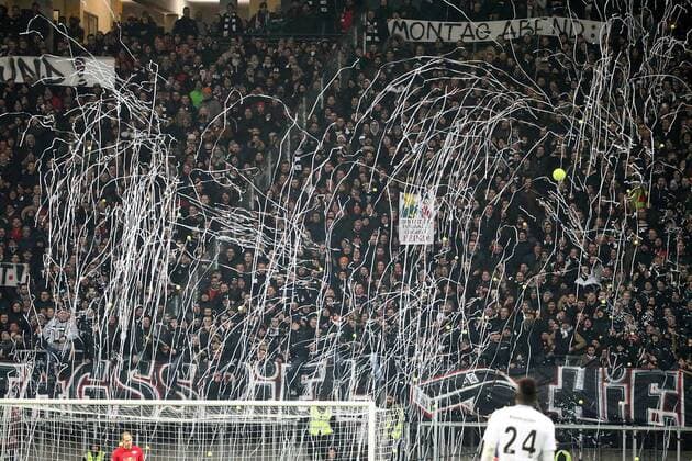GER 1 FBL Eintracht Frankfurt vs RB Leipzig 19 02 2018 Commerzbank Arena Frankfurt GER 1 FBL Eintracht Frankfurt vs RB Leipzig in the picture, fans throw tennis balls on the playing field folder Eintracht Frankfurt and players try to eliminate these nordphotoxBratic nph00250