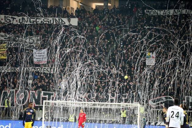 GER 1 FBL Eintracht Frankfurt vs RB Leipzig 19 02 2018 Commerzbank Arena Frankfurt GER 1 FBL Eintracht Frankfurt vs RB Leipzig in the picture, fans throw tennis balls on the playing field folder Eintracht Frankfurt and players try to eliminate these nordphotoxBratic nph00250