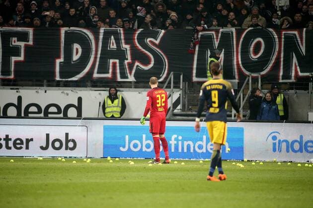 GER 1 FBL Eintracht Frankfurt vs RB Leipzig 19 02 2018 Commerzbank Arena Frankfurt GER 1 FBL Eintracht Frankfurt vs RB Leipzig in the picture, fans throw tennis balls on the playing field folder Eintracht Frankfurt and players try to eliminate these nordphotoxBratic nph00250