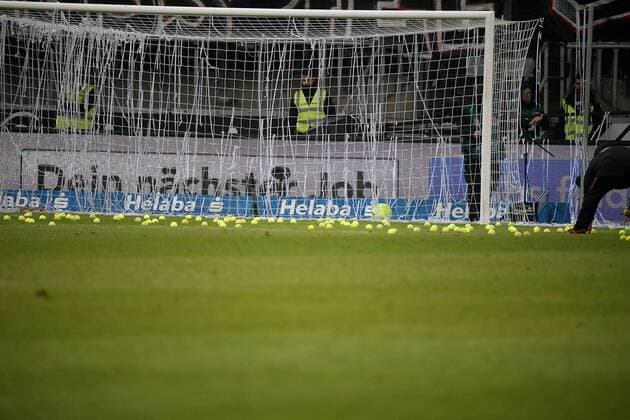 GER 1 FBL Eintracht Frankfurt vs RB Leipzig 19 02 2018 Commerzbank Arena Frankfurt GER 1 FBL Eintracht Frankfurt vs RB Leipzig in the picture, fans throw tennis balls on the playing field folder Eintracht Frankfurt and players try to eliminate these nordphotoxBratic nph00250