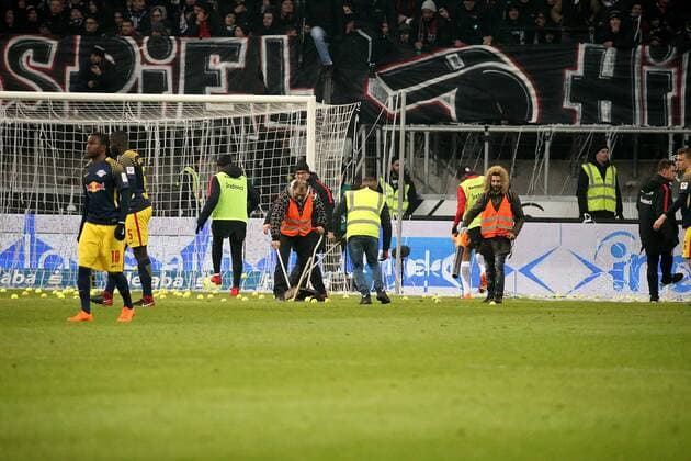 GER 1 FBL Eintracht Frankfurt vs RB Leipzig 19 02 2018 Commerzbank Arena Frankfurt GER 1 FBL Eintracht Frankfurt vs RB Leipzig in the picture, fans throw tennis balls on the playing field folder Eintracht Frankfurt and players try to eliminate these nordphotoxBratic nph00250