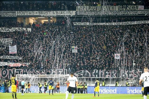 GER 1 FBL Eintracht Frankfurt vs RB Leipzig 19 02 2018 Commerzbank Arena Frankfurt GER 1 FBL Eintracht Frankfurt vs RB Leipzig in the picture, fans throw tennis balls on the playing field folder Eintracht Frankfurt and players try to eliminate these nordphotoxBratic nph00250