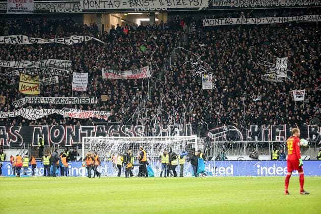 GER 1 FBL Eintracht Frankfurt vs RB Leipzig 19 02 2018 Commerzbank Arena Frankfurt GER 1 FBL Eintracht Frankfurt vs RB Leipzig in the picture, fans throw tennis balls on the playing field folder Eintracht Frankfurt and players try to eliminate these nordphotoxBratic nph00250