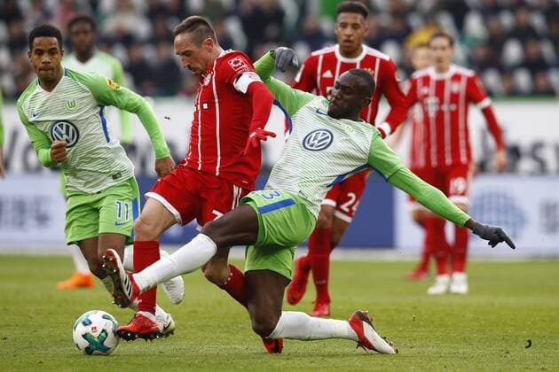 17 02 2018 Volkswagen Arena, Wolfsburg League game 1 League VfL Wolfsburg vs FC Bayern München in the picture of Franck Ribery 7 is Munich by Jadhav Guilavogui 23 Wolfsburg abgegraetscht and injured himself slightly while VfL Wolfsburg vs Bayern Munich