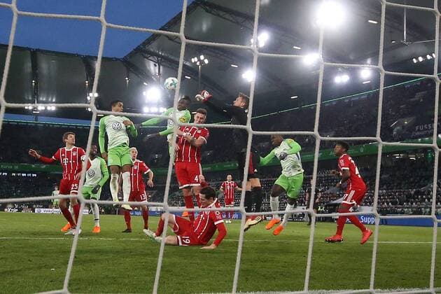 17 02 2018 Volkswagen Arena, Wolfsburg League game 1 League VfL Wolfsburg vs FC Bayern München in the Victor Osimhen 18 screen Wolfsburg in the header duel with Niklas Suele 4 Sven Ulreich 26 Munich Munich curled the ball away VfL Wolfsburg vs Bayern Munich