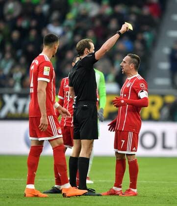 Referee Sascha Sanga shows Franck Ribery FC Bayern cautioned left Sandro Wagner FC Bayern FC Bayern Munich VfL Wolfsburg 1 Bundesliga 2017 2018 soccer football soccer men men men men Germany Germany Wolfsburg 17 2 2018