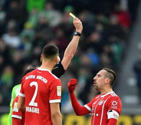 Referee Sascha Sanga shows Franck Ribery FC Bayern cautioned left Sandro Wagner FC Bayern FC Bayern Munich VfL Wolfsburg 1 Bundesliga 2017 2018 soccer football soccer men men men men Germany Germany Wolfsburg 17 2 2018