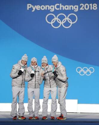 Olympia-Bilder des Tages - SPORT (180220) -- PYEONGCHANG, Feb. 20, 2018 -- Second-placed team Germany pose for photos during medal ceremony of men s team event of Ski jumping Skispringen Ski nordisch at 2018 PyeongChang Winter Olympic Games Olympische Spiele Olympia OS at Medal Plaza, PyeongChang, South Korea, Feb. 20, 2018. ) (SP)OLY-SOUTH KOREA-PYEONGCHANG-SKI JUMPING-MEN S TEAM-MEDAL CEREMONY WuxZhuang 