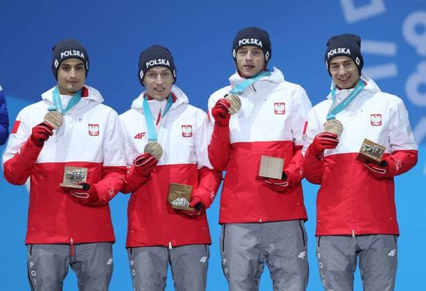 (180220) -- PYEONGCHANG, Feb. 20, 2018 -- Third-placed team Poland celebrate during medal ceremony of men s team event of Ski jumping Skispringen Ski nordisch at 2018 PyeongChang Winter Olympic Games Olympische Spiele Olympia OS at Medal Plaza, PyeongChang, South Korea, Feb. 20, 2018. ) (SP)OLY-SOUTH KOREA-PYEONGCHANG-SKI JUMPING-MEN S TEAM-MEDAL CEREMONY WuxZhuang 