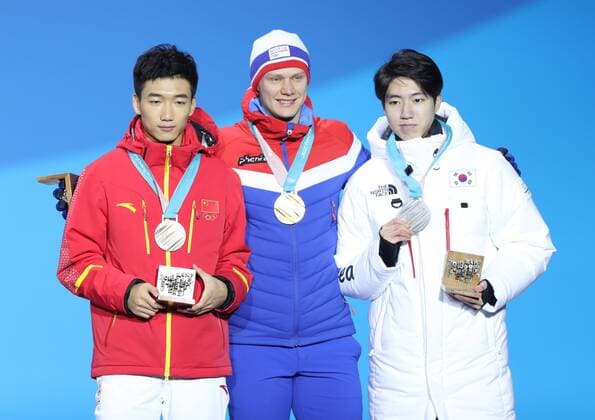 (180220) -- PYEONGCHANG, Feb. 20, 2018 -- Champion Norway s Havard Lorentzen (C), second-placed South Korea s Cha Min Kuy (R) and third-placed China s Gao Tingyu pose for photos during medal ceremony of men s 500m event of Speed skating Eisschnelllauf at 2018 PyeongChang Winter Olympic Games Olympische Spiele Olympia OS at Medal Plaza, PyeongChang, South Korea, Feb. 20, 2018. ) (SP)OLY-SOUTH KOREA-PYEONGCHANG-SPEED SKATING-MEN S 500M-MEDAL CEREMONY WuxZhuang 