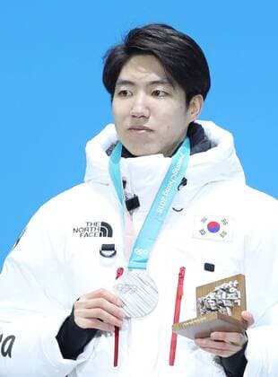 (180220) -- PYEONGCHANG, Feb. 20, 2018 -- Second-placed South Korea s Cha Min Kuy poses for photos during medal ceremony of men s 500m event of Speed skating Eisschnelllauf at 2018 PyeongChang Winter Olympic Games Olympische Spiele Olympia OS at Medal Plaza, PyeongChang, South Korea, Feb. 20, 2018. ) (SP)OLY-SOUTH KOREA-PYEONGCHANG-SPEED SKATING-MEN S 500M-MEDAL CEREMONY WuxZhuang 