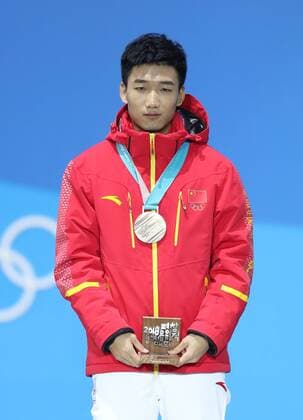 (180220) -- PYEONGCHANG, Feb. 20, 2018 -- Third-placed China s Gao Tingyu poses for photos during medal ceremony of men s 500m event of Speed skating Eisschnelllauf at 2018 PyeongChang Winter Olympic Games Olympische Spiele Olympia OS at Medal Plaza, PyeongChang, South Korea, Feb. 20, 2018. ) (SP)OLY-SOUTH KOREA-PYEONGCHANG-SPEED SKATING-MEN S 500M-MEDAL CEREMONY WuxZhuang 
