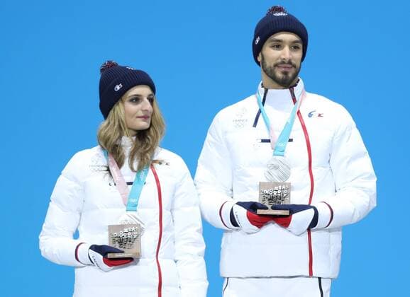 (180220) -- PYEONGCHANG, Feb. 20, 2018 -- Silver medalists Gabriella Papadakis (L) and Guillaume Cizeron of France pose for photos during medal ceremony of ice dance event of Figure skating Eiskunstlauf at the 2018 PyeongChang Winter Olympic Games Olympische Spiele Olympia OS at Medal Plaza, PyeongChang, South Korea, Feb. 20, 2018. ) (SP)OLY-SOUTH KOREA-PYEONGCHANG-FIGURE SKATING-ICE DANCE-MEDAL CEREMONY WuxZhuang 