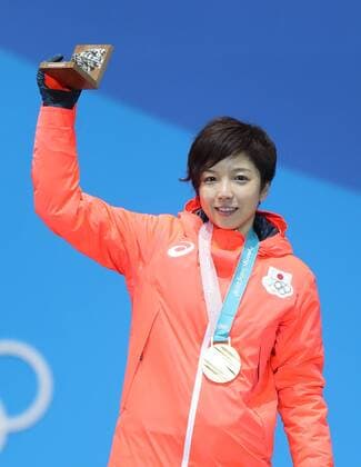 (180220) -- PYEONGCHANG, Feb. 20, 2018 -- Champion Japan s Nao Kodaira poses for photos during medal ceremony of ladies 500m final of Speed skating Eisschnelllauf at the 2018 PyeongChang Winter Olympic Games Olympische Spiele Olympia OS at Medal Plaza, PyeongChang, South Korea, Feb. 20, 2018. ) (SP)OLY-SOUTH KOREA-PYEONGCHANG-SPEED SKATING-LADIES 500M-MEDAL CEREMONY WuxZhuang 