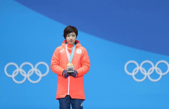 (180220) -- PYEONGCHANG, Feb. 20, 2018 -- Champion Japan s Nao Kodaira poses for photos during medal ceremony of ladies 500m final of Speed skating Eisschnelllauf at the 2018 PyeongChang Winter Olympic Games Olympische Spiele Olympia OS at Medal Plaza, PyeongChang, South Korea, Feb. 20, 2018. ) (SP)OLY-SOUTH KOREA-PYEONGCHANG-SPEED SKATING-LADIES 500M-MEDAL CEREMONY WuxZhuang 