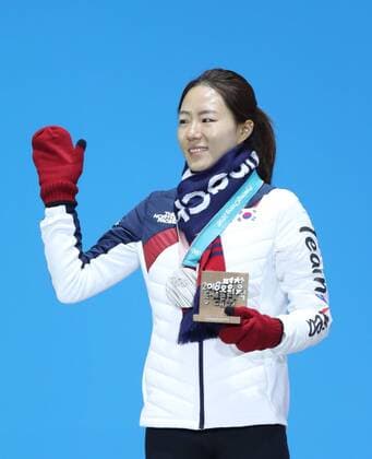 (180220) -- PYEONGCHANG, Feb. 20, 2018 -- Second-placed South Korea s Lee Sang-Hwa poses for photos during medal ceremony of ladies 500m final of Speed skating Eisschnelllauf at the 2018 PyeongChang Winter Olympic Games Olympische Spiele Olympia OS at Medal Plaza, PyeongChang, South Korea, Feb. 20, 2018. ) (SP)OLY-SOUTH KOREA-PYEONGCHANG-SPEED SKATING-LADIES 500M-MEDAL CEREMONY WuxZhuang 